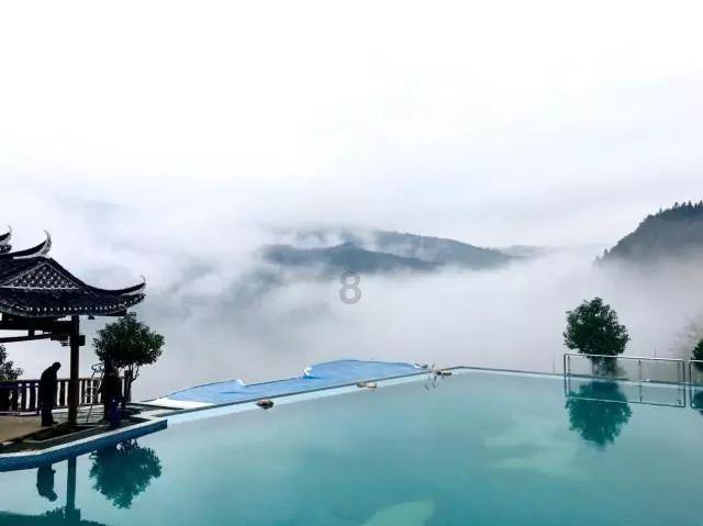 浦江一民房三楼的窗户里冒出阵阵浓烟…